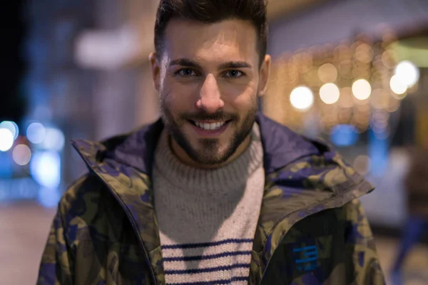 Joven Hombre Guapo Posando Sonriendo Estilo Calle Por Noche —  Fotos de Stock