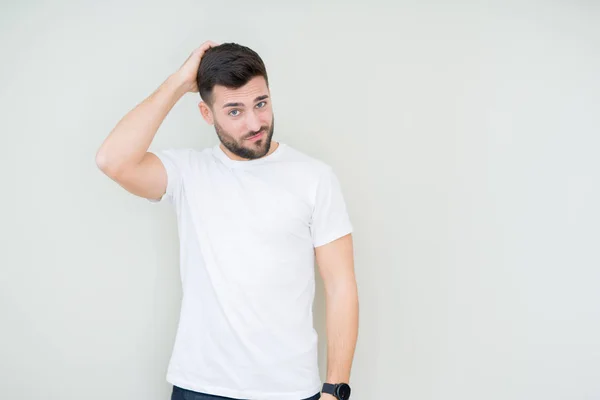 Mladý Pohledný Muž Nosí Ležérní Bílé Tričko Izolované Pozadí Mást — Stock fotografie