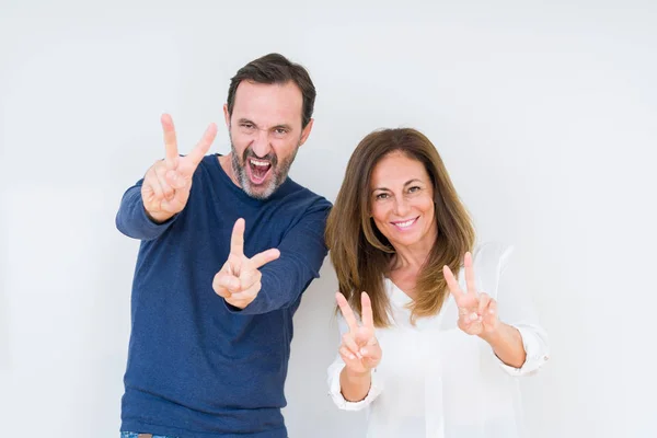 Belo Casal Meia Idade Apaixonado Sobre Fundo Isolado Sorrindo Olhando — Fotografia de Stock