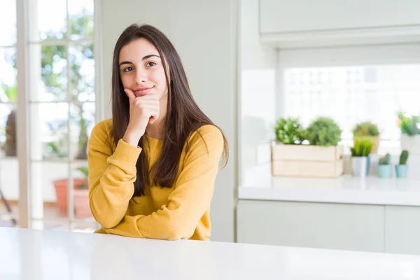 Hermosa Mujer Joven Con Suéter Amarillo Que Mira Con Confianza — Foto de Stock