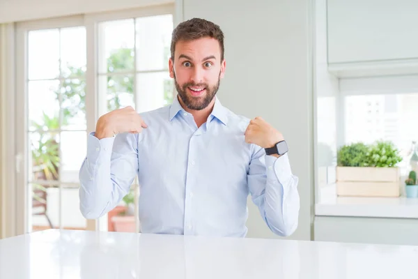 Knappe Zakenman Zoek Vertrouwen Met Glimlach Het Gezicht Wijzen Zichzelf — Stockfoto