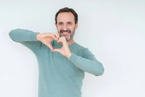 Homem Sênior Sobre Fundo Isolado Sorrindo Amor Mostrando Símbolo Coração — Fotografia de Stock