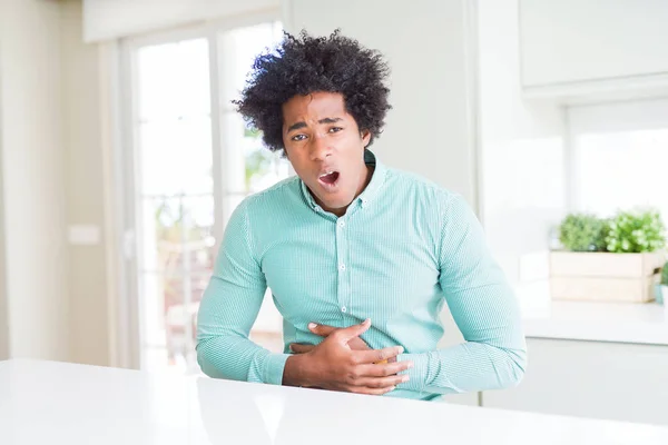 Afro Amerikaanse Zakenman Het Dragen Van Elegante Shirt Met Hand — Stockfoto