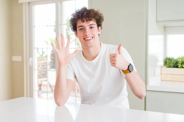 Joven Hombre Guapo Con Camiseta Blanca Casa Mostrando Apuntando Hacia — Foto de Stock