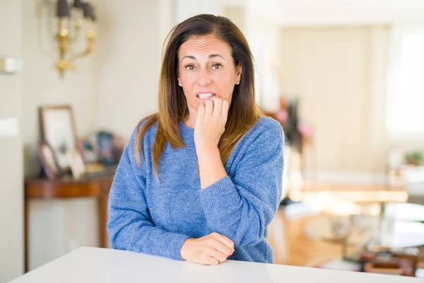 Hermosa Mujer Mediana Edad Casa Mirando Estresada Nerviosa Con Las —  Fotos de Stock