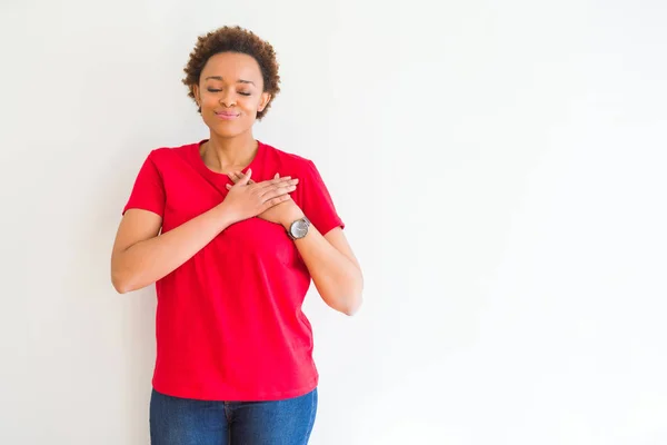 Joven Mujer Afroamericana Hermosa Sobre Fondo Blanco Sonriendo Con Las — Foto de Stock