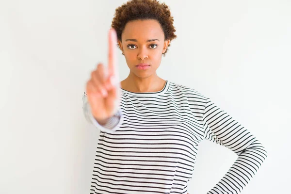 Молодая Красивая Африканская Американка Носит Свитер Полоску Белом Фоне Показывая — стоковое фото