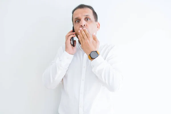 Mann Mittleren Alters Telefoniert Mit Smartphone Deckel Mund Mit Hand — Stockfoto