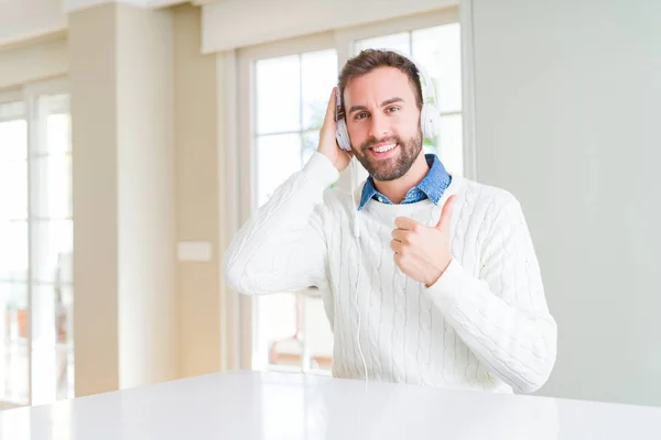 Homem Bonito Usando Fones Ouvido Ouvir Música Feliz Com Grande — Fotografia de Stock