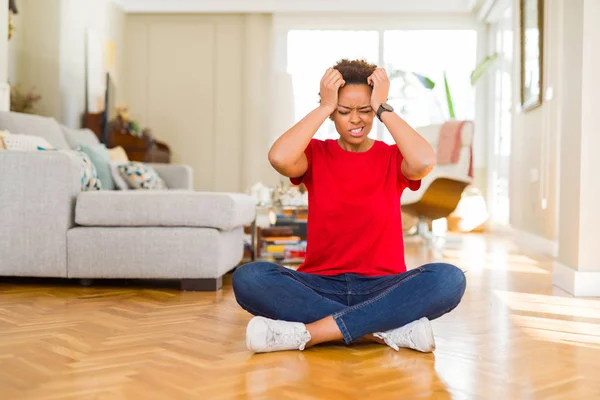 Junge Schöne Afrikanisch Amerikanische Frau Sitzt Auf Dem Boden Hause — Stockfoto