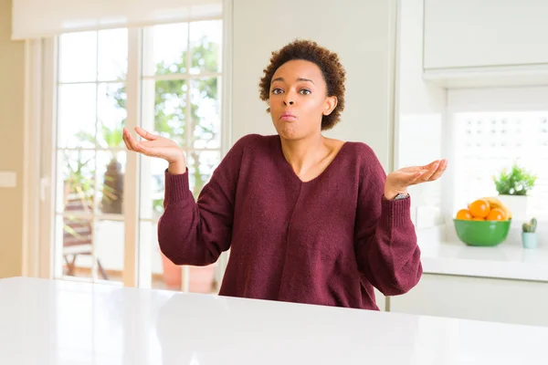 Joven Mujer Afroamericana Hermosa Casa Expresión Despistada Confusa Con Los — Foto de Stock