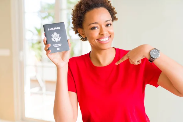 Joven Mujer Afroamericana Portadora Pasaporte Estados Unidos América Con Cara —  Fotos de Stock