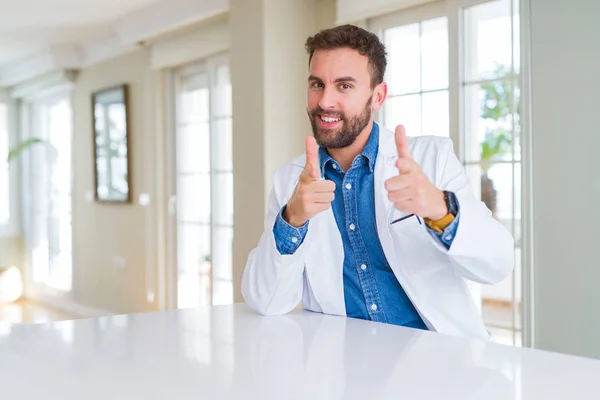 Όμορφος Γιατρός Άνδρας Φοράει Παλτό Ιατρική Στην Κλινική Επισημαίνοντας Δάχτυλα — Φωτογραφία Αρχείου