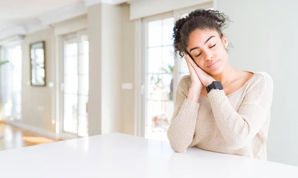 Bella Giovane Donna Afro Americana Con Capelli Afro Seduta Sul — Foto Stock