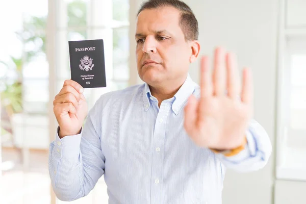 Hombre Mediana Edad Sosteniendo Pasaporte Estados Unidos Con Mano Abierta — Foto de Stock