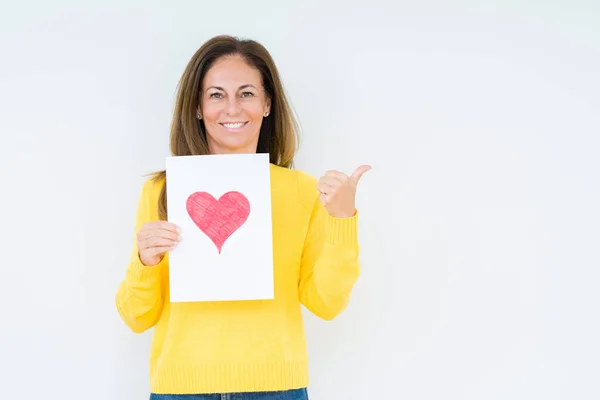 Mulher Meia Idade Segurando Cartão Presente Com Coração Vermelho Sobre — Fotografia de Stock