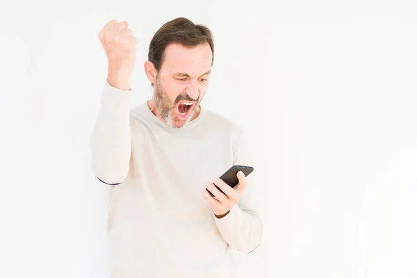 老年人使用智能手机在孤立的背景恼火和沮丧的喊声与愤怒 疯狂和大喊大叫与提高的手 愤怒的概念 — 图库照片