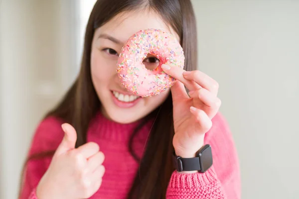 Hermosa Mujer Asiática Comiendo Rosado Azúcar Donut Feliz Con Gran —  Fotos de Stock