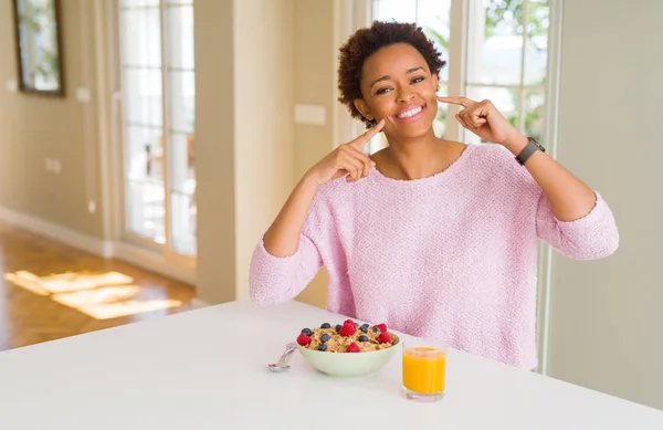Mladá Africká Americká Žena Zdravou Snídani Ráno Doma Úsměvem Sebevědomá — Stock fotografie
