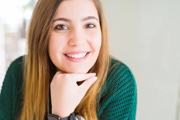 Hermosa Joven Mujer Sonriendo Confiada Cámara —  Fotos de Stock