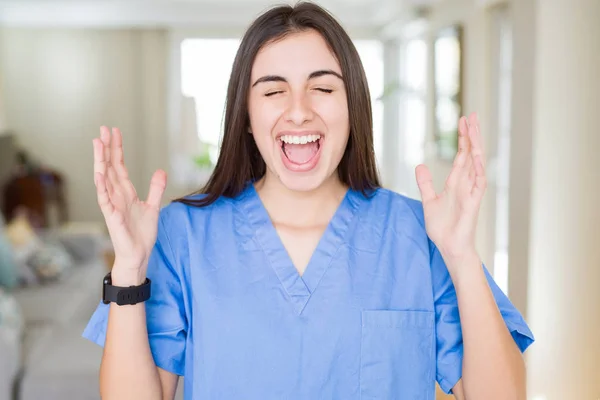 Bella Giovane Infermiera Alla Clinica Che Celebra Pazzo Pazzo Successo — Foto Stock