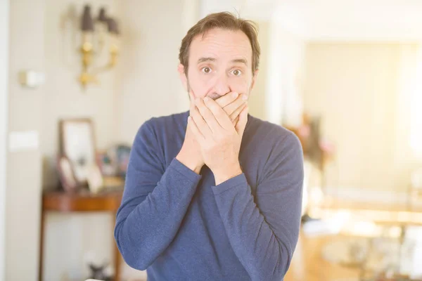 Schöner Mann Mittleren Alters Hause Schockiert Mund Mit Den Händen — Stockfoto