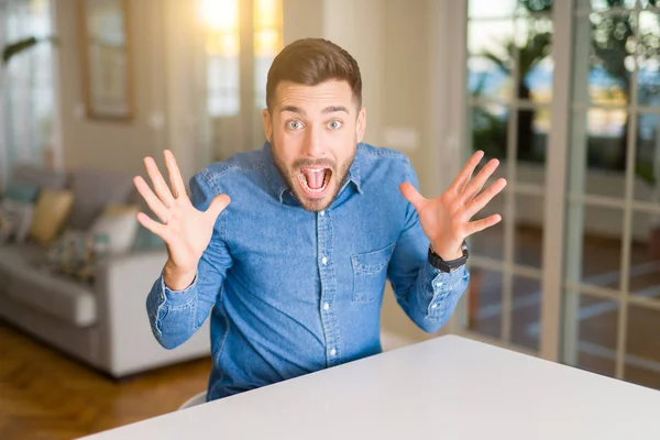 Jovem Homem Bonito Casa Muito Feliz Animado Expressão Vencedora Celebrando — Fotografia de Stock