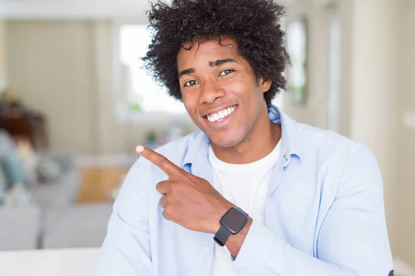 Uomo Afroamericano Casa Allegro Con Sorriso Volto Rivolto Con Mano — Foto Stock