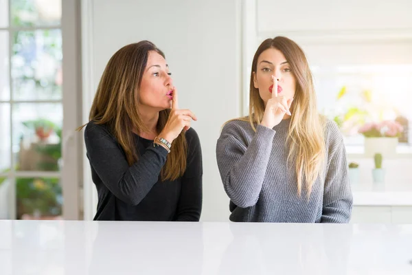 Prachtige Familie Van Moeder Dochter Samen Het Huis Vragen Rustig — Stockfoto