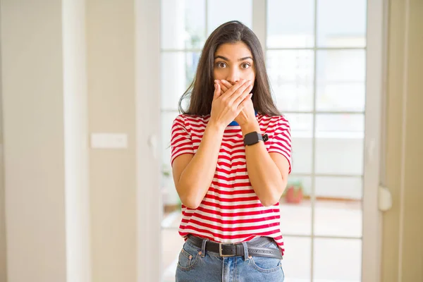 Jovem Mulher Bonita Vestindo Shirt Casual Chocado Cobrindo Boca Com — Fotografia de Stock