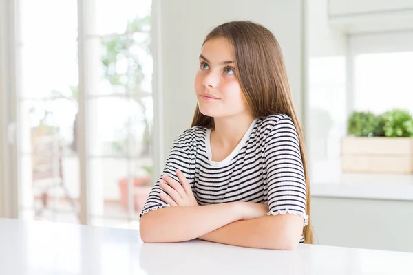 Schönes Junges Mädchen Das Gestreiftes Shirt Trägt Lächelnd Seite Seite — Stockfoto