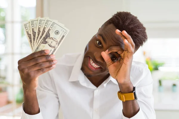 Africano Americano Homem Segurando Vinte Dólares Notas Bancárias Com Rosto — Fotografia de Stock