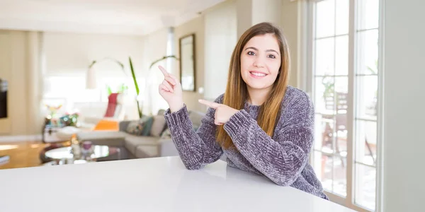 Hermosa Joven Casa Sonriendo Mirando Cámara Apuntando Con Dos Manos — Foto de Stock