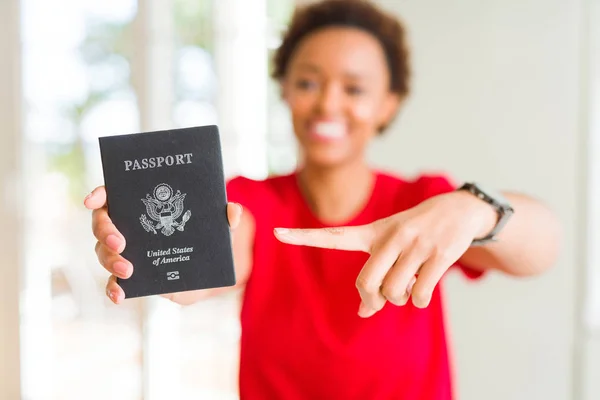 Joven Mujer Afroamericana Portadora Pasaporte Estados Unidos América Muy Feliz — Foto de Stock