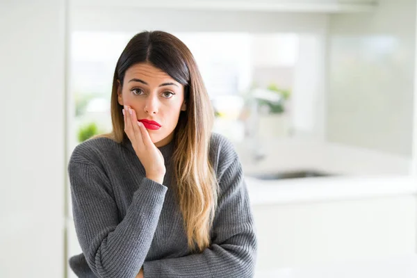 Jovem Mulher Bonita Vestindo Suéter Inverno Casa Pensando Que Parece — Fotografia de Stock