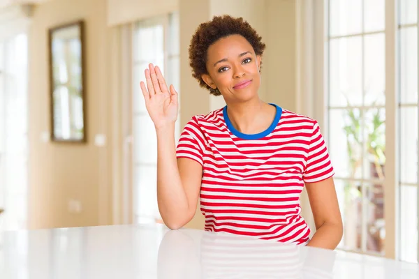Молодая Красивая Африканская Американка Дома Отказывается Говорить Привет Счастливый Улыбающийся — стоковое фото