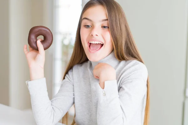Hermosa Chica Joven Usando Comer Donut Chocolate Con Cara Sorpresa —  Fotos de Stock