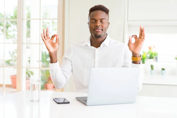 Afro Amerikaanse Zakenman Met Behulp Van Laptop Ontspannen Lachend Met — Stockfoto