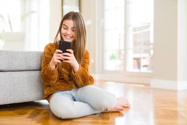 Hermosa Niña Enviando Mensaje Usando Teléfono Inteligente Con Una Cara —  Fotos de Stock