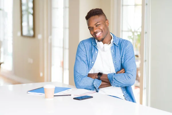 Людина Афро Американських Студентів Навчання Допомогою Ноутбуки Носити Навушники Щасливим — стокове фото