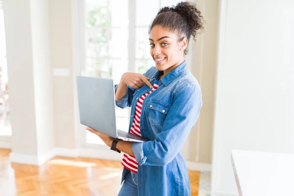 Amerikansk Flicka Stående Arbetande Använder Laptop Med Överraskning Ansikte Pekande — Stockfoto