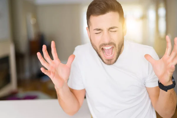 Homem Bonito Jovem Vestindo Shirt Branca Casual Casa Celebrando Louco — Fotografia de Stock