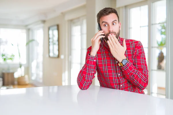 Hombre Guapo Hablando Boca Cubierta Del Teléfono Inteligente Con Mano — Foto de Stock