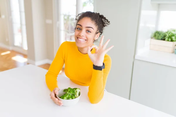 優秀なシンボルの指で サインをやって Heatlhy 緑のブロッコリーを食べる若いアフリカ系アメリカ人の女の子 — ストック写真