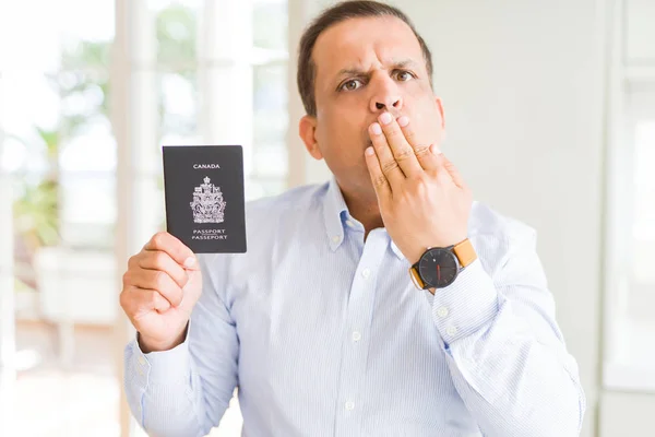 Średnim Wieku Człowiek Trzyma Trzyma Kanadyjski Paszport Pokrywa Usta Ręką — Zdjęcie stockowe