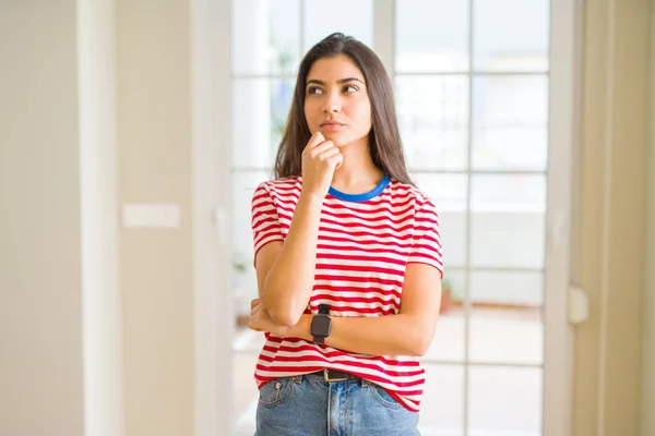 Jovem Mulher Bonita Vestindo Camiseta Casual Com Mão Queixo Pensando — Fotografia de Stock