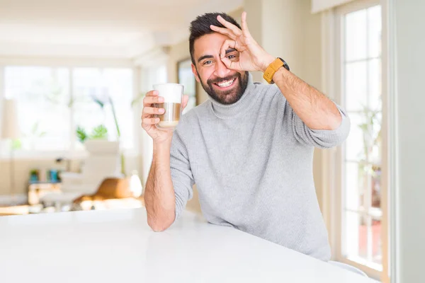 Hombre Hispano Guapo Bebiendo Una Taza Café Con Cara Feliz — Foto de Stock