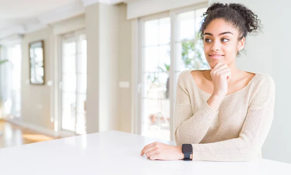 Hermosa Mujer Afroamericana Joven Con Pelo Afro Sentado Mesa Casa —  Fotos de Stock