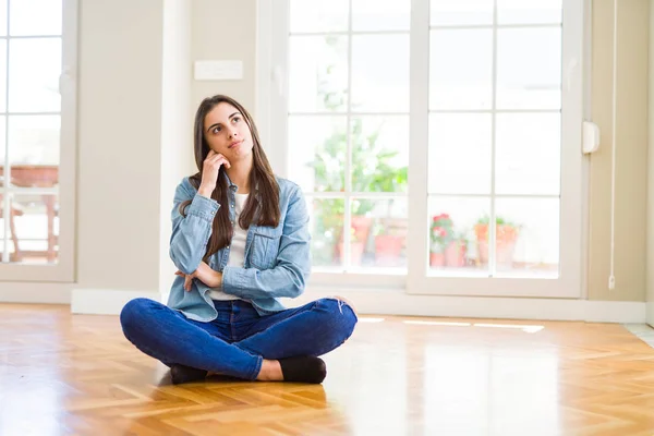 Mulher Bonita Sentada Chão Casa Com Mão Queixo Pensando Questão — Fotografia de Stock