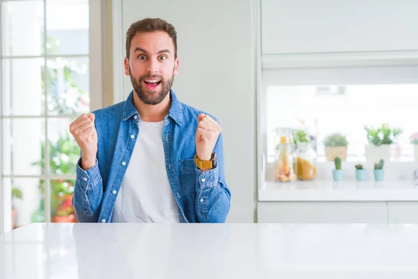 Knappe Man Thuis Vieren Verrast Verbaasd Voor Succes Met Wapens — Stockfoto